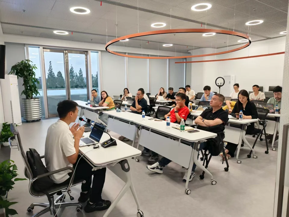 张江 AI 小镇服务中心公开课现场，讲者与听众交流